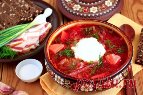 Кухня времен Александра I

Окрошка.
Делается оная из остатков жареного мяса разного, четвероногих, птиц домовых и диких; но лучшие к сему индейка, тетерев и поросенок. Обобранное мясо с костей скрошить очень дробно с луком сырым, огурцами свежими или солеными, прибавить соленых слив, обрезанных с косточек; смешав всё это, стоптать ложкою, смочить огуречным или сливным рассолом, с прибавкою уксусу; дать постоять, и подавая, развести квасом.

Окрошка. (из раздела постных блю...