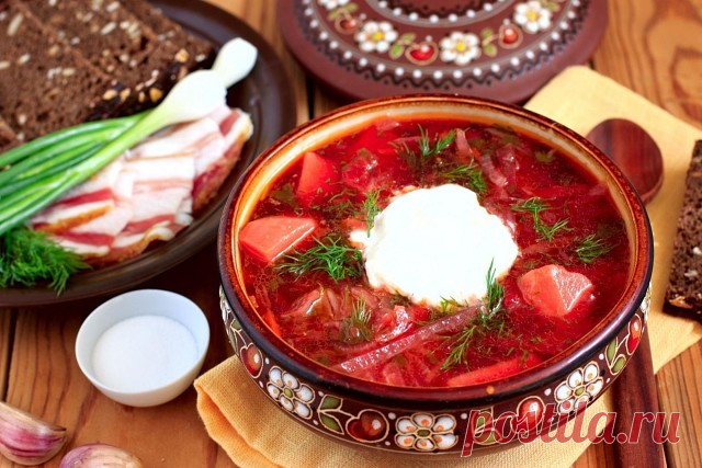Кухня времен Александра I

Окрошка.
Делается оная из остатков жареного мяса разного, четвероногих, птиц домовых и диких; но лучшие к сему индейка, тетерев и поросенок. Обобранное мясо с костей скрошить очень дробно с луком сырым, огурцами свежими или солеными, прибавить соленых слив, обрезанных с косточек; смешав всё это, стоптать ложкою, смочить огуречным или сливным рассолом, с прибавкою уксусу; дать постоять, и подавая, развести квасом.

Окрошка. (из раздела постных блю...