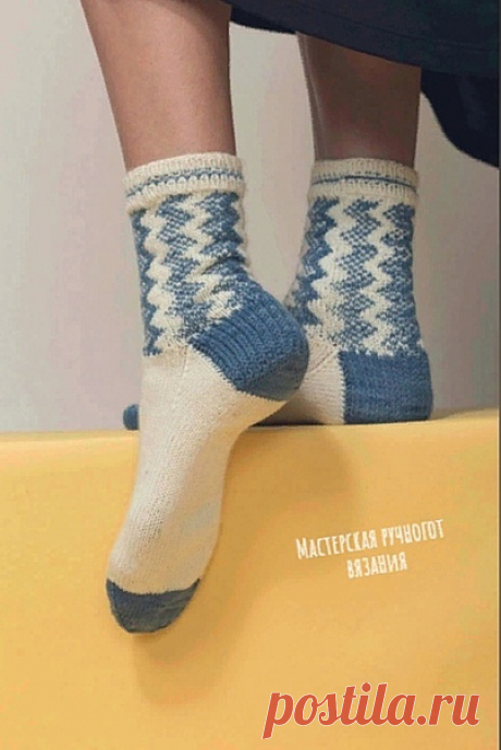 Вязаные носки от дизайнера Lara Smoot из журнала “Knitscene".
Носки с рисунком «зигзаг» выполнены из пряжи двух цветов.
Размер:
Длина окружности стопы – 19 см,
Длина стопы – 23 см (длину стопы можно изменять).
Используемая пряжа:
Lorna’s Laces Shepherd Sock (80% мериносовая шерсть, 20% нейлон; 393 м / 100 грамм в мотке) – по 1 мотку белого и голубого цветов.
Инструменты:
Обоюдоострые (чулочные) спицы № 2.5, маркеры петель, держатель петель, гобеленовая игла.
Плотность ...