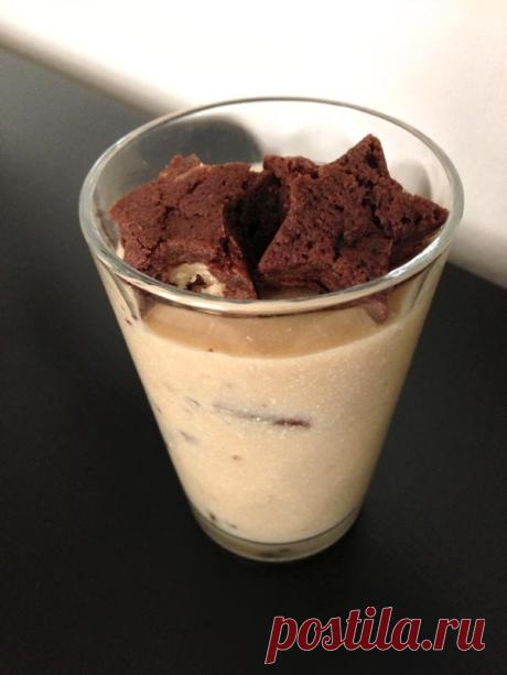 Crema de capuccino - Receta de cocina Cómo hacer Crema de capuccino. Empezamos batiendo el queso fresco (del tipo que lo usemos), con el azúcar y el huevo. Vamos añadiendo cucharadas soperas del polvo instantáneo para