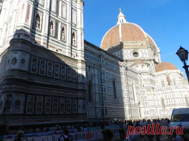 Собор Санта-Мария-дель-Фьоре  кафедральный собор во Флоренции. В архитектурном плане примечательны купол, созданный по проекту Филиппо Брунеллески и облицовка стен с внешней стороны полихромными мраморными панелями различных оттенков зелёного (из Прато) и розового (из Мареммы) цветов с белой каймой (из Каррары). Собор был спроектирован так, чтобы мог вместить всё население города (на момент строительства — 90000 человек. Красный купол собора, ставший символом Флоренции, как бы парит над всем гор