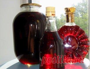 ГОТОВИМ НАЛИВКУ «ЧЕТЫРЕ НА ЧЕТЫРЕ» 
4 стакана сахара
4 стакана воды
4 стакана ягод
4 стакана водки
Сахар заливаем теплой кипяченой водой, чтобы он не осел на дно, а разошелся равномерно. Затем засыпаем мытые и обсушенные ягоды целиком, не размятыми. Фейхоа – единственная ягода, которую нужно нарезать половинками, а если крупная, то и четвертинками. Теперь остается добавить водку и запастись терпением.
Это количество жидкости переливаем в стеклянную банку (должно впритык хв...