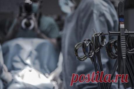 Россиянке вшили в глаз нерв из ноги. В Томске врачи вшили в глаз россиянки нерв из ноги. Несколько лет назад женщине удалили опухоль мозга, после чего у нее парализовало левую половину лица, а один глаз перестал видеть. Операции по пересадке сетчатки не помогли. Пересадка нерва, предварительно, прошла успешно. Результаты будут известны через 13 месяцев.