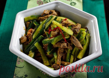 Корейский салат из огурцов и мяса — Готовим дома