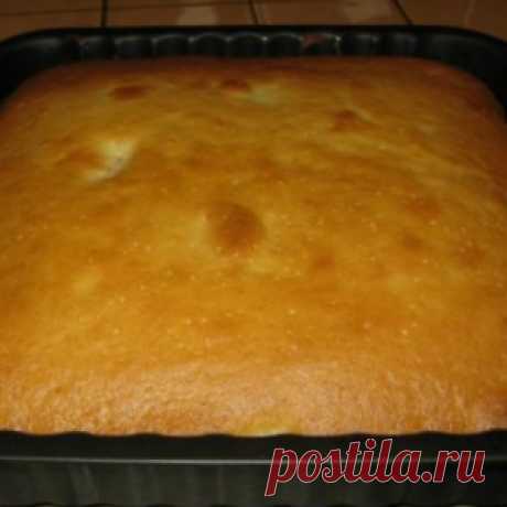 Воздушный и безумно вкусный пирог на скорую руку: не стыдно и к праздничному столу предложить!