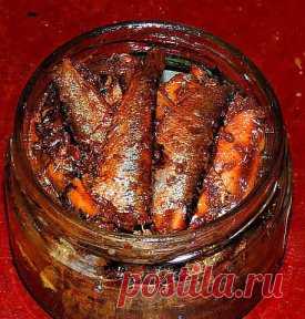 ШПРОТЫ в домашних условиях!
Скажу сразу, по вкусу получается ну ни капли не отличимо от магазинных шпрот .
1 кг рыбы (килька, мойва).
Для заливки на 1 кг рыбы:
2 горсти луковой шелухи (она дает и цвет и подкопченый вкус. И заметьте, без всякого копчения, жидкого дыма и канцерогенов!),
1 столовая ложка соли,
1 чайная сахара,
1 стакан очень крепкой чайной заварки,
неполный стакан растительного масла,
7 лавровых листьев,
несколько горошин черного перца.
Рыбку необходимо почистить и промыть, убр