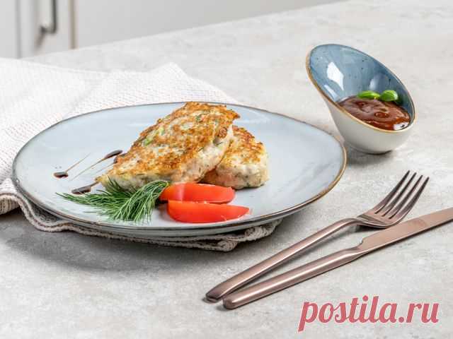 Котлеты из индейки с кабачком и манкой – пошаговый рецепт приготовления с фото Котлеты из индейки с кабачком и манкой — блюдо для тех, кто придерживается ЗОЖ или соблюдает диету. Их можно приготовить на сковороде или в духовке.