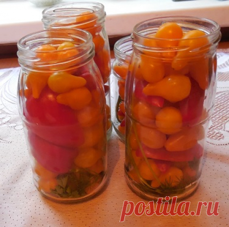 Маринованные помидоры «медовая капля» с красным салатным перцем и пряными травами