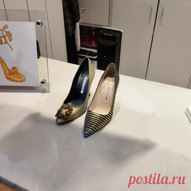 Яна Левашова Дизайнер Смотрю я на знаменитые Manolo Blahnik за 100т.р. из золотистой парчи, и понимаю, что скорее всего, они не намного удобнее, чем аналогичные модели из массмаркета. Хотя, невооружённым взглядом видно, что всё выполнено качественно и полнота нормальная. Но достаточно взглянуть на ноги звёзд, например, Виктория Бекхэм и др., не обделённые в средствах. Это некий театр и фарс, доказать, что можешь себе…