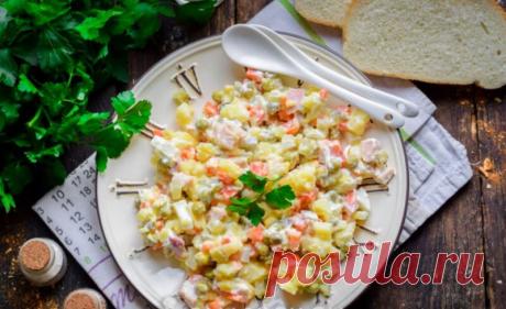 Салат Столичный с копченой курицей рецепт за (50) минут Салат Столичный с копченой курицей - благодаря копчёному куриному мясу, блюдо получается пикантным и ароматным.