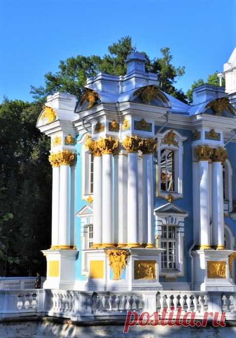 (20) УТРЕННИЙ КОФЕ
Царское Село
Дворец в Пушкине
Музей-заповедник в городе Пушкине, включающий в себя дворцово-парковый ансамбль XVIII - XIX веков, бывшую загородную царскую резиденцию, превращённую в музей после национализации в марте 1918 года. Современное название музей-заповедник получил в 1992 году.