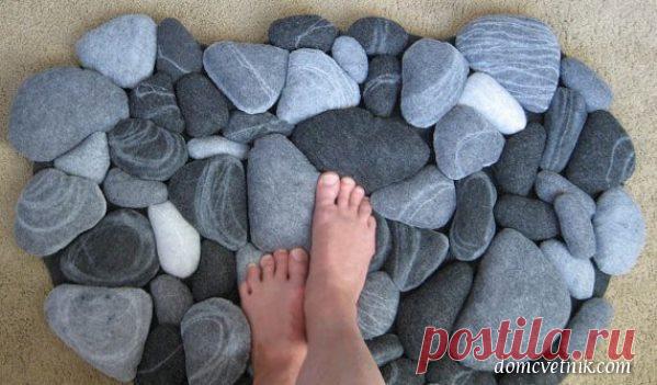 Делаем оригинальный лечебный коврик из шерсти . 
https://www.youtube.com/watch?v=5DlY-GFJp_w
https://www.youtube.com/watch?v=Artn0VVJQ2A
https://www.youtube.com/watch?v=2SewkJkivR4