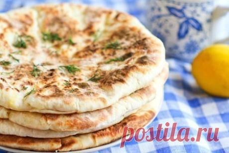 Хачапури.

Хачапури — это блюдо грузинской кухни. Вариаций хачапури очень много, да и у каждой хозяйки свой рецепт, но, главный секрет вкусных хачапури — это тонкое тесто и много начинки:). В детстве я часто кушала хачапури в Крыму, но это было так давно, а вспомнить вкус очень хотелось… Что сказать, вкус меня очень порадовал, домашняя брынза пришлась как раз кстати:).

Вам потребуется:

Тесто:

500 г муки
3 ст.л. растительного масла
1 ч.л. соли
0, 5 ч.л. соды
200 мл кефир...