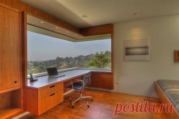 Рабочий уголок.