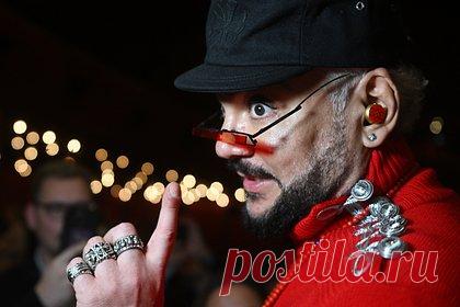 Филипп Киркоров приехал в зону СВО после скандала с «голой вечеринкой». Что он там делает?. Поп-певец Филипп Киркоров приехал 13 февраля в Донецкую народную республику. Он посетил городскую больницу №2 в Горловке и привез подарки раненым, а также гумпомощь детскому центру. Кроме того, он выступил перед сотрудниками и пациентами горбольницы и заявил, что никуда не уедет.