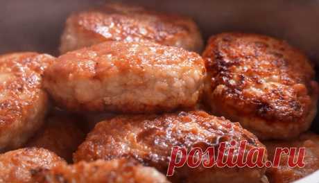 Так готовили наши мамы и бабушки: рецепт пышных домашних котлет: вкусно, как в детстве Котлеты — это одно из самых популярных и привычных блюд в кухнях различных стран, которое занимает особое место на столах мирных семей и праздничных застольях. Эти аппетитные мясные изделия, приготовленные из мясного фарша, могут быть выполнены в различных вариациях, что делает их универсальным элементом рациона. Котлеты можно готовить из говядины, свинины, курятины, индейки и даже […]
