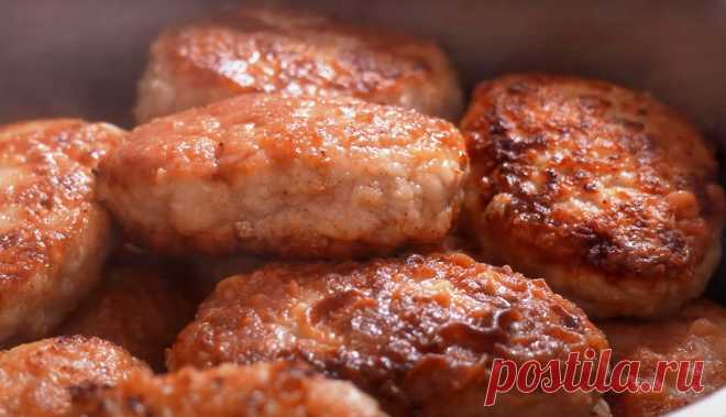 Так готовили наши мамы и бабушки: рецепт пышных домашних котлет: вкусно, как в детстве Котлеты — это одно из самых популярных и привычных блюд в кухнях различных стран, которое занимает особое место на столах мирных семей и праздничных застольях. Эти аппетитные мясные изделия, приготовленные из мясного фарша, могут быть выполнены в различных вариациях, что делает их универсальным элементом рациона. Котлеты можно готовить из говядины, свинины, курятины, индейки и даже […]