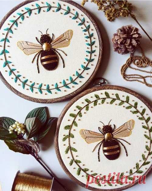 Вышитые насекомые от Хамайры Бинт Альтаф 
Рукодельница из английского города Бедфорд (Bedford) Хамайра Бинт Альтаф (Humayrah Bint Altaf) создаёт богато украшенные вышивки насекомых, используя блестящие нити и металлические бусины.
Её стрекоз…