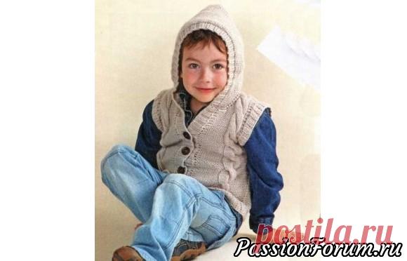 Жилет с капюшоном. Описание | Вязание спицами для детей Возраст на 5 летВам потребуется: пряжа «Светлана» (50% шерсть, 50% акрил, 250 м/100 г) - 200 г серо-бежевого цвета, спицы №3, 5 пуговиц.Резинка 2x2: вяжите попеременно 2 лиц. п. и 2 изн. п.Изнаночная гладь:лиц. ряды - изн. петли, изн. ряды - лиц. петли.Коса:вяжите по схеме, на которой...