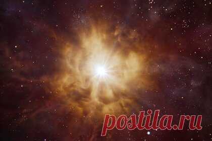 Астрономы впервые зафиксировали возможное рождение черной дыры. Группа астрономов сообщила, что она впервые наблюдали возможный процесс рождения черной дыры. Он представляет собой кратковременную вспышку гамма-излучения, которая возникает при столкновении быстро движущихся струй с окружающим газом. При этом основная масса звезды коллапсирует, а не выбрасывается в космос.