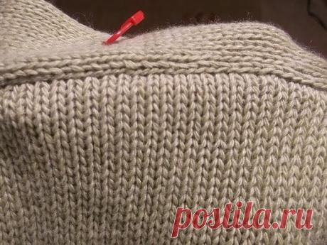 КАК КРАСИВО ВШИТЬ РУКАВ В ВЯЗАННОЕ СПИЦАМИ ИЗДЕЛИЕ

Для начала расчеты
Первое фото. Вершина оката рукава (я не знаю, как правильно называется эта часть оката, но я так назвала самую выпуклую его часть) у меня составляет 15 см = 32 петли.
По 7,5 см будут припадать на спинку и на полочку, всего 15 см = 50 рядов.
Красным маркером обозначен плечевой шов (условно, в том смысле, что шва нет, поскольку он сшит швом "петля в петлю").

Для пришивания применяем шов "петля в петлю", ...