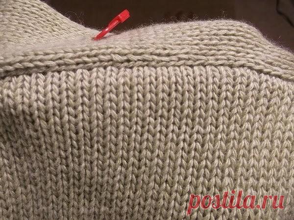 КАК КРАСИВО ВШИТЬ РУКАВ В ВЯЗАННОЕ СПИЦАМИ ИЗДЕЛИЕ

Для начала расчеты
Первое фото. Вершина оката рукава (я не знаю, как правильно называется эта часть оката, но я так назвала самую выпуклую его часть) у меня составляет 15 см = 32 петли.
По 7,5 см будут припадать на спинку и на полочку, всего 15 см = 50 рядов.
Красным маркером обозначен плечевой шов (условно, в том смысле, что шва нет, поскольку он сшит швом 
