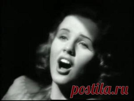 Дина Дурбин. Она пела в каждом своём фильме. Картины ставились в расчете на её голос, на её удивительно трогательную внешность, искренность и непосредственность! Практически каждый фильм имел бешеный успех далеко за пределами Америки.  На наших экранах они прошли в послевоенные годы.  Тем, кому нравятся музыкальные фильмы с нехитрым сюжетом и счастливым концом, советую - найдите в Интернете фильмы  с этой чудной актрисой и Вы обязательно влюбитесь в неё, не смотря на то, что на дворе- ХХI в.!