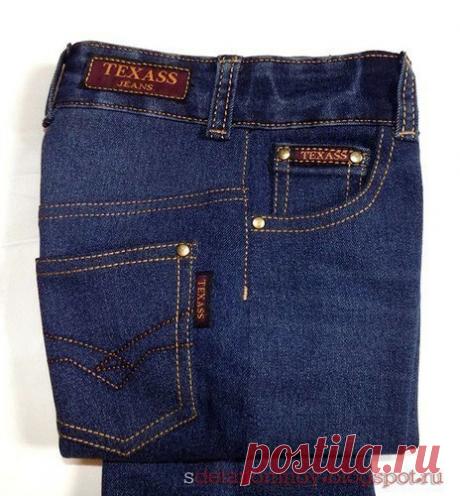 Отстрочка на джинсе. Хитрости 

Слова автора!
Часто шью из джинсовой ткани и всегда хочется, чтобы швы выглядели как можно более "фабричными". Увы, сымитировать фабричный двойной шов на бытовой швейной машине не возможно, но сделать приличную двойную отстрочку вполне можно. 

Многие, кто пытался шить специальными джинсовыми нитками, сталкивался с трудностями - машинка пропускает стежки, петляет на какой-либо из сторон ткани и прочее. У меня тоже так было. Но потом, проштуд...