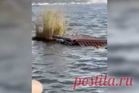 Приплывшие из Херсонской области в Одессу дома и холодильники сняли на видео. Личные вещи жителей Херсонской области, пострадавших в результате наводнения после разрушения Каховской гидроэлектростанции, прибило к побережью Черного моря возле Одессы. На записи, снятой очевидцем происшествия, можно увидеть, как крыша дома, холодильник и другие личные вещи плавают на поверхности грязной воды.