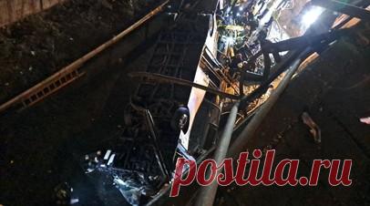 ANSA: не менее 18 человек погибли при падении автобуса с эстакады в Венеции. Как минимум 18 человек погибли в результате падения автобуса с эстакады в материковом квартале Венеции Местре. Читать далее