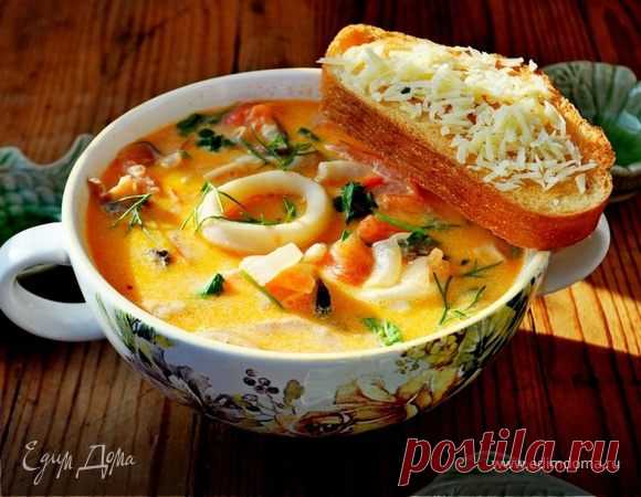 Сливочный суп с морепродуктами, томатами и пармезановыми гренками.