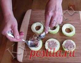 Кабачки с мясом в кляре
Ингредиенты:
2 – 3 молодых кабачка
300 г мяса (можно в любом раскладе – свинина, говядина, смешанный фарш, курица и даже рыба)
1 луковица
1 – 2 ломтика белого хлеба (можно и без него)
1 яйцо
Соль, перец, чеснок (по желанию)
Для кляра:
Мука – 2 столовые ложки
1 – 2 куриных яйца
2 – 3 чайные ложки молока
Соль, перец
Приготовление:
Кабачок нарежьте на кружки толщиной 1.5 – 2 см. При необходимости срежьте кожуру (если кожура молодая и тонкая, можно не срезать).
Вырежьте с