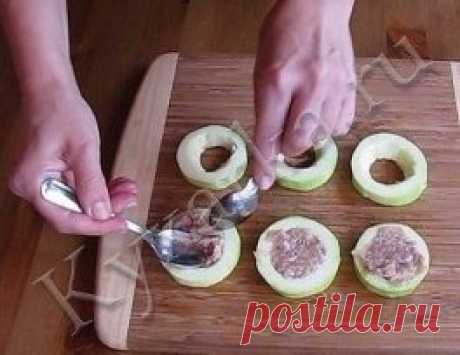 Кабачки с мясом в кляре
Ингредиенты:
2 – 3 молодых кабачка
300 г мяса (можно в любом раскладе – свинина, говядина, смешанный фарш, курица и даже рыба)
1 луковица
1 – 2 ломтика белого хлеба (можно и без него)
1 яйцо
Соль, перец, чеснок (по желанию)
Для кляра:
Мука – 2 столовые ложки
1 – 2 куриных яйца
2 – 3 чайные ложки молока
Соль, перец
Приготовление:
Кабачок нарежьте на кружки толщиной 1.5 – 2 см. При необходимости срежьте кожуру (если кожура молодая и тонкая, можно не срезать).
Вырежьте с