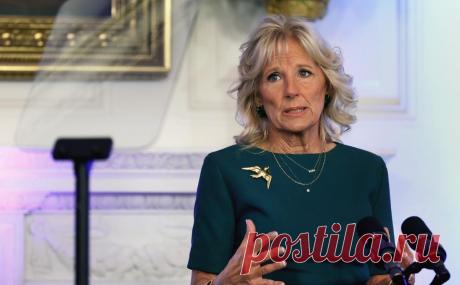 Жена Байдена оценила идею проверить умственную компетенцию президента США. Джилл Байден указала на выносливость мужа, напомнив о его недавнем графике поездок в Польшу и на Украину. Сенатор США Сандерс сравнил предложение проверить умственную компетенцию Джо Байдена с проявлением эйджизма