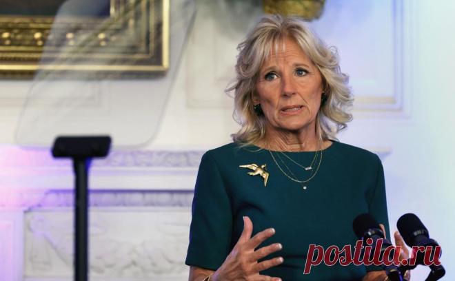 Жена Байдена оценила идею проверить умственную компетенцию президента США. Джилл Байден указала на выносливость мужа, напомнив о его недавнем графике поездок в Польшу и на Украину. Сенатор США Сандерс сравнил предложение проверить умственную компетенцию Джо Байдена с проявлением эйджизма