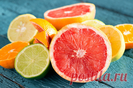 Считается, что цитрусовые (мандарины, апельсины, лимоны, лаймы, помело, грейпфруты…) помогают избежать простуды. Но этим их полезные свойства не исчерпываются! Вот почему их стоит есть регулярно.