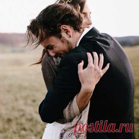 Женщина никогда не будет на первом месте

И не должна.

Ее место - рядом. Ни выше, ни ниже, ни впереди, ни позади, а рядом. Чтобы в нужный момент она могла взять за руку или отойти в сторону и не мешать. Она - спутница, а не центр вселенной.
Когда она это поймет, мужчина сам будет тянуться к такой женщине.