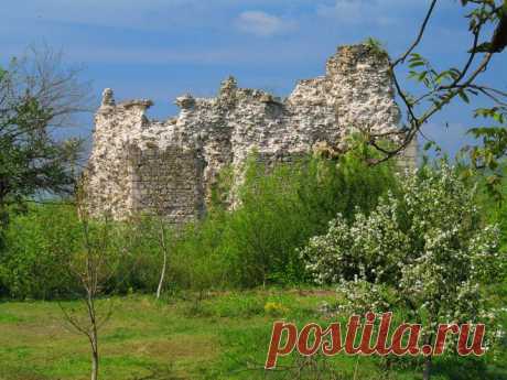 Замок в Среднем.Открытая плоская плодородная равнина с мягким климатом у подножья Карпатских гор – желанный приз для любого завоевателя, да, к тому же, находящийся на торговом пути меж двух крупных административных центров (Мукачево и Ужгород). Не вызывает удивления появление здесь людей еще в древние времена, когда человеческий мир еще был очень молод и до документального фиксирования его истории было еще очень далеко