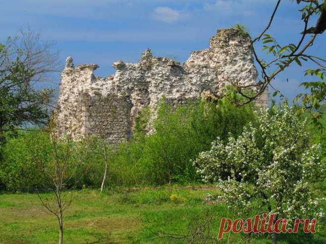 Замок в Среднем.Открытая плоская плодородная равнина с мягким климатом у подножья Карпатских гор – желанный приз для любого завоевателя, да, к тому же, находящийся на торговом пути меж двух крупных административных центров (Мукачево и Ужгород). Не вызывает удивления появление здесь людей еще в древние времена, когда человеческий мир еще был очень молод и до документального фиксирования его истории было еще очень далеко