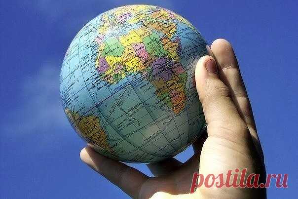 УЧИМ  АНГЛИЙСКИЙ
300 первых слов. 24 смысловые группы.

please (плиз) - пожалуйста, прошу. sorry (сори) - извините
you are welcome (ю а вэлкам) - пожалуйста, не за что
hello (хэллоу) - здравствуйте. hi (хай) - привет

goodbye (гудбай) - до свидания, пока. see you (cи ю) - увидимся
yes (да) - да. no (ноу) - нет. not (нот) - не
this (зис) - этот. that (зэт) – тот

name (нэйм) - имя. address (эдрэс) - адрес
phone number (фоун намбэр) - номер. age (эйдж) - возраст
married (мэр...