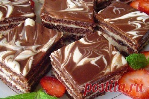 Пирожное «День-Ночь»
Идеальное лакомство для тех, кто любит себя вкусненько побаловать. Его готовить достаточно легко, да и вкус Вас не разочарует…сладкий…нежный, просто тает во рту. А детишек и вовсе за уши от этого пирожного не оттащишь.
Ингредиенты
Для теста:
коровье молоко – 20 мл;
куриные яйца – 4 шт.;
растительное масло – 100 мл;
сахарный песок – 80 гр.;
пшеничная мука в/с – 4 стол. ложки;
мед натуральный – 2 стол. ложки;
какао-порошок – 2 стол. ложки;
разрыхлитель – 1 чайн. ложка;
вани