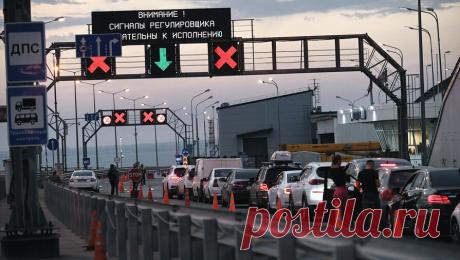 Движение по Крымскому мосту приостановлено. Движение автомобилей по Крымскому мосту временно остановлено. Об этом сообщает информационный центр, отвечающий за ситуацию на подъездах к мосту. "Движение автотранспорта по Крымскому мосту временно перекрыто", - говорится в ...