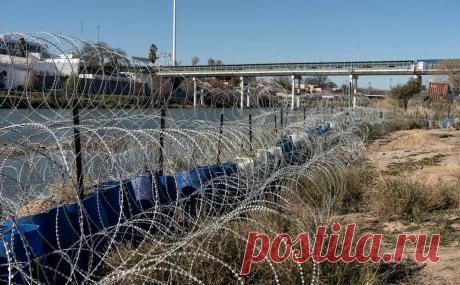 Губернатор Оклахомы пообещал направить в Техас нацгвардию из-за мигрантов. Между Техасом и федеральными властями США возник конфликт из-за наплыва мигрантов. Губернаторы-республиканцы поддержали в нем власти региона, а не правительство. В Оклахоме заявили о готовности отправить в Техас нацгвардию