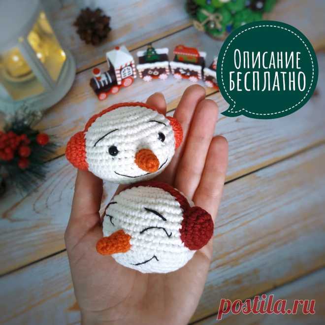 PDF Ёлочные шарики - снеговики крючком. FREE crochet pattern; Аmigurumi toy patterns. Амигуруми схемы и описания на русском. Вязаные игрушки и поделки своими руками #amimore - маленький снеговик к Новому году, снеговичок на ёлку, ёлочная игрушка, новогоднее украшение.