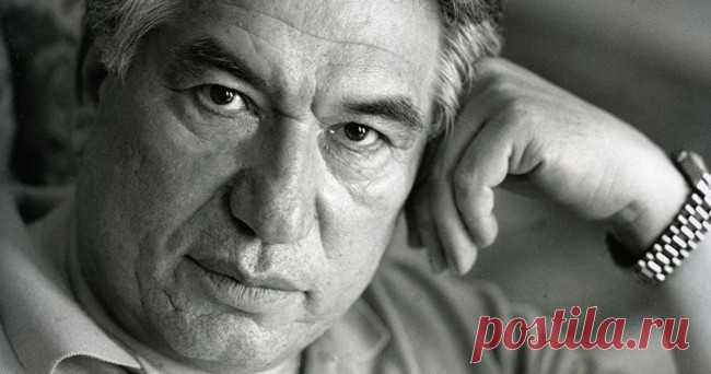 «Желудок умнее мозга, потому что желудок умеет тошнить. Мозг же глотает любую дрянь» — 12 цитат Чингиза Айтматова