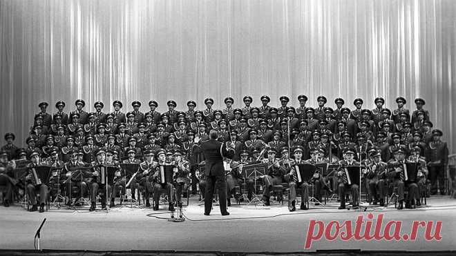 "В начале 2016 года в составе ансамбля было 186 участников: из них девять солистов, мужской хор (64 человека), оркестр (38 человек), смешанная танцевальная группа (35 человек). Фото: С. Кузьмин / РИА Новости"  |  Ъ-Фото - «Поющее оружие»