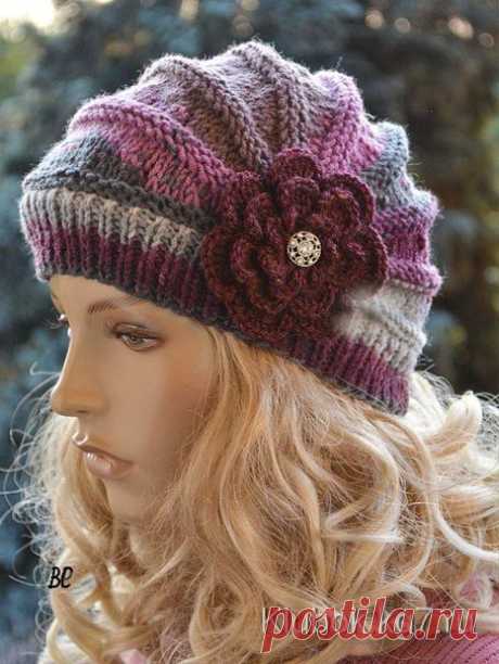 Как вязать шапочку 
(укороченными рядами) 
Связать полотно на нужное количество петель, чередуя цвета пряжи и платочную и чулочную вязки. В лицевой глади видны укороченные ряды. Потом собрать в пучок, закрепив цветочком, как показано на картинке. Затем набрать на круговые спицы для резинки и вывязать резинку.
Укороченные ряды (или недовязанные петли ряда) используются при вязании полотен расширенного силуэта, при необходимости выполнения различных вытачек на деталях и т....