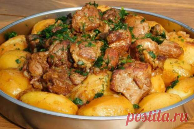 Картошка по-сибирски с мясом: жарим клубни целиком - Steak Lovers - медиаплатформа МирТесен Картошка по-сибирски готовится совсем иначе, чем мы привыкли – здесь клубни обжариваются целиком, а к самой картошке добавляется мясо и лук. В результате блюдло получается необычайно сочным и вкусным, а внутри картошка сохраняется мягкость. Нам понадобится пару кило клубней картошки, их заранее