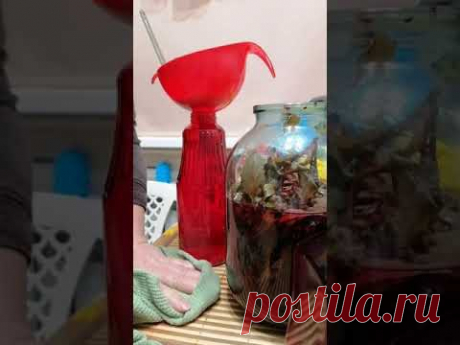 Процеживаем бальзамический уксус на базилике