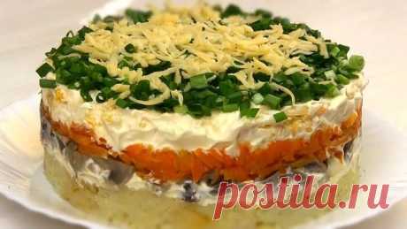 Селедка под новой шубой
Удиви гостей приготовь селедку под новой шубой - оригинальный состав продуктов.
 
сельдь — 1 шт. (филе)
лук зеленый — большой пучок
укроп — большой пучок
огурец свежий — 1 шт.
сыр твердый — 150 г
картофель отварной — 2 -3 шт.
майонез — 300 г
 
Филе селедки, без костей естественно,  нарезаем небольшими кусочками и выкладываем первым слоем на тарелку. . Сверху делаем сетку из майонеза. Удобно это делать  из одноразового кулинарного мешка. Далее нареза...